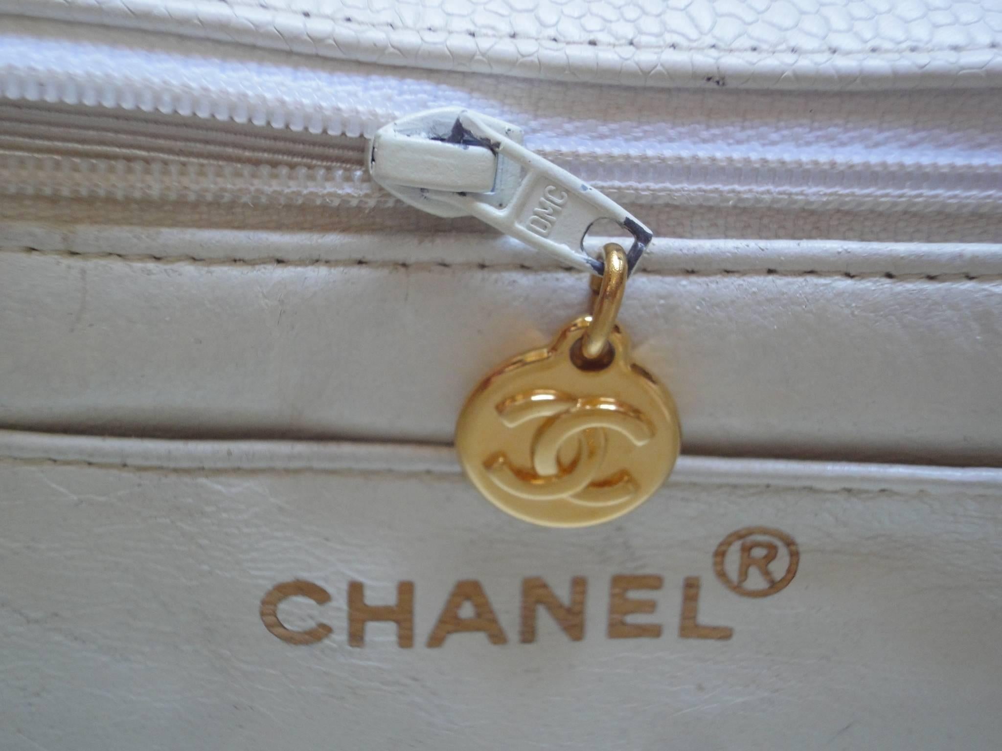 Vintage Chanel classic 2.55 white caviar leather square shape chain shoulder bag In Good Condition For Sale In Kashiwa, Chiba