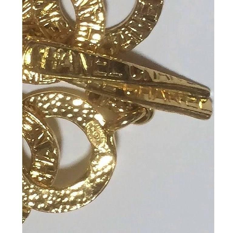 MINT. Vintage CHANEL golden logo embossed hoop chain necklace. Gorgeous vintage  For Sale 1