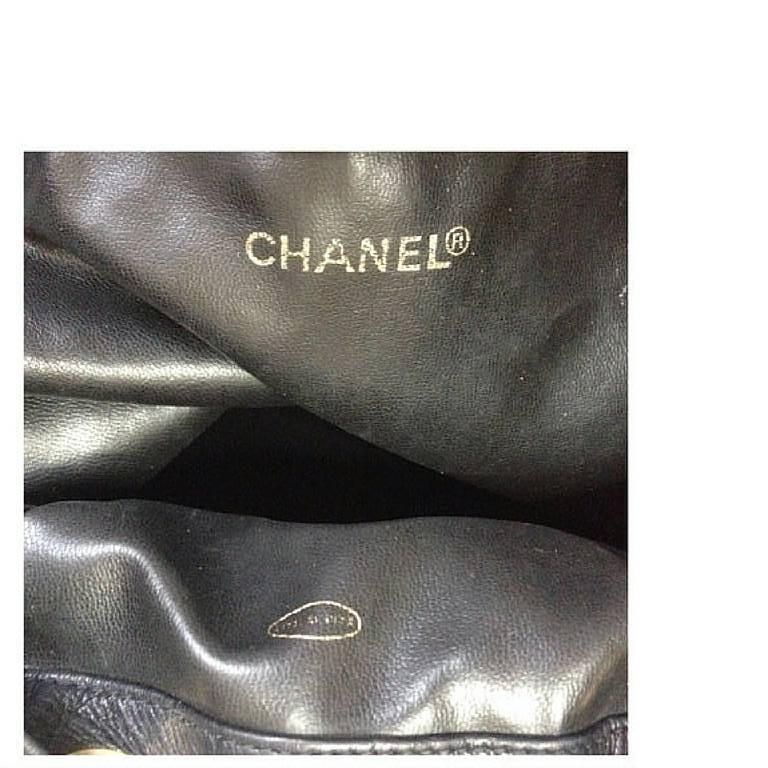 Vintage CHANEL black lamb leather hobo bucket shoulder bag with drawstrings For Sale 1