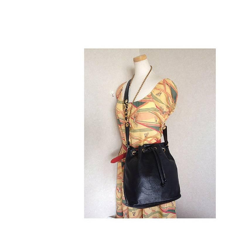 Vintage CHANEL black lamb leather hobo bucket shoulder bag with drawstrings For Sale 5