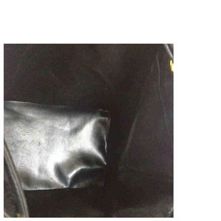 Vintage CHANEL black lamb leather hobo bucket shoulder bag with drawstrings For Sale 2