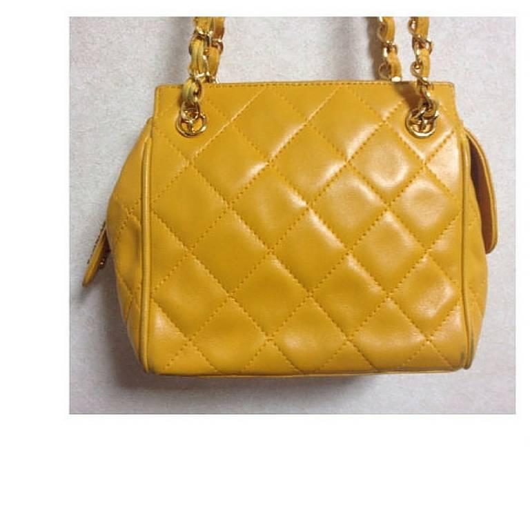 Vintage CHANEL lucky fortune color of yellow, lambskin classic chain mini shoulder bag with a CC stitch mark and logo charm pull. Daily purse.

This is a vintage yellow lamb leather chain purse with golden chain straps and logo charm pull from