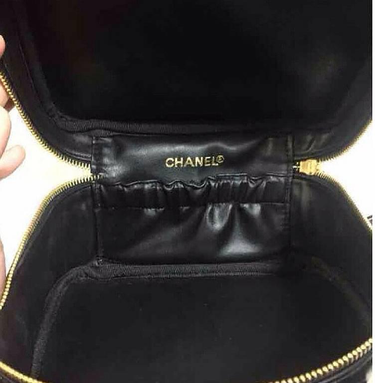 Vintage CHANEL patent enamel cosmetic and toiletry black pouch purse with CC In Good Condition In Kashiwa, Chiba
