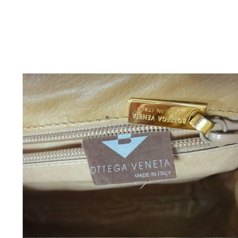 Women's Vintage Bottega Veneta beige intrecciato woven leather handbag. Best classic bag For Sale