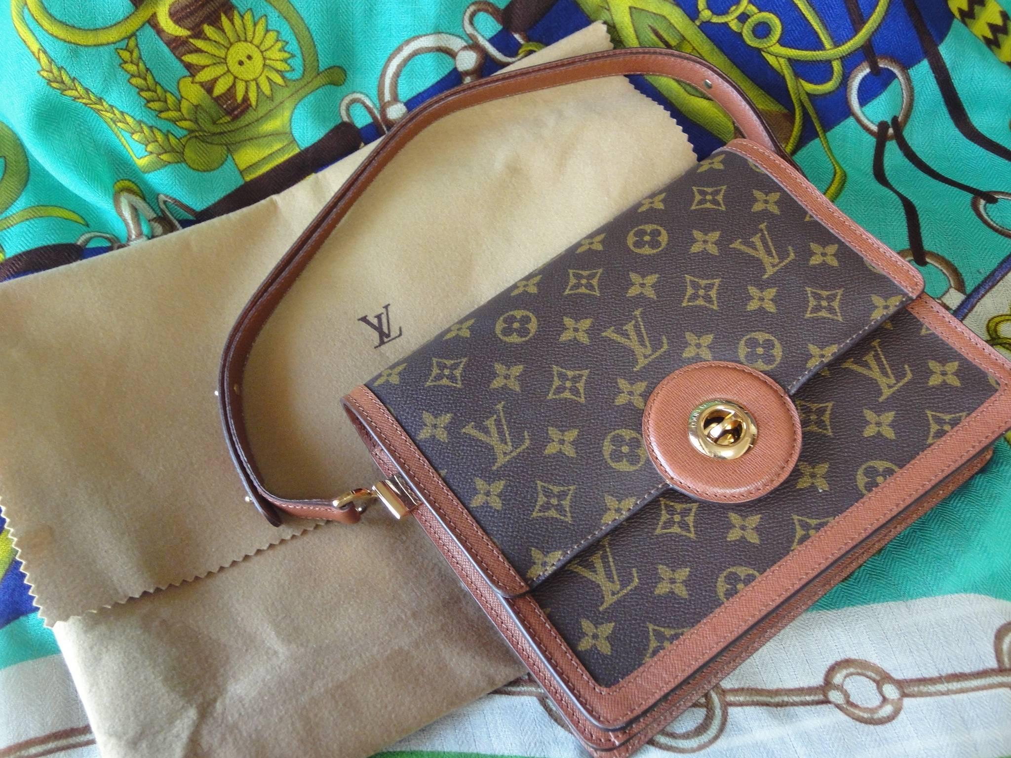 Vintage Louis Vuitton rare brown and monogram shoulder purse with bullet eye turn lock closure. Chic and mod LV vintage bag.

Here is another rare vintage handbag from Louis Vuitton, monogram shoulder bag with eye bullet-like closure.

Fabulous