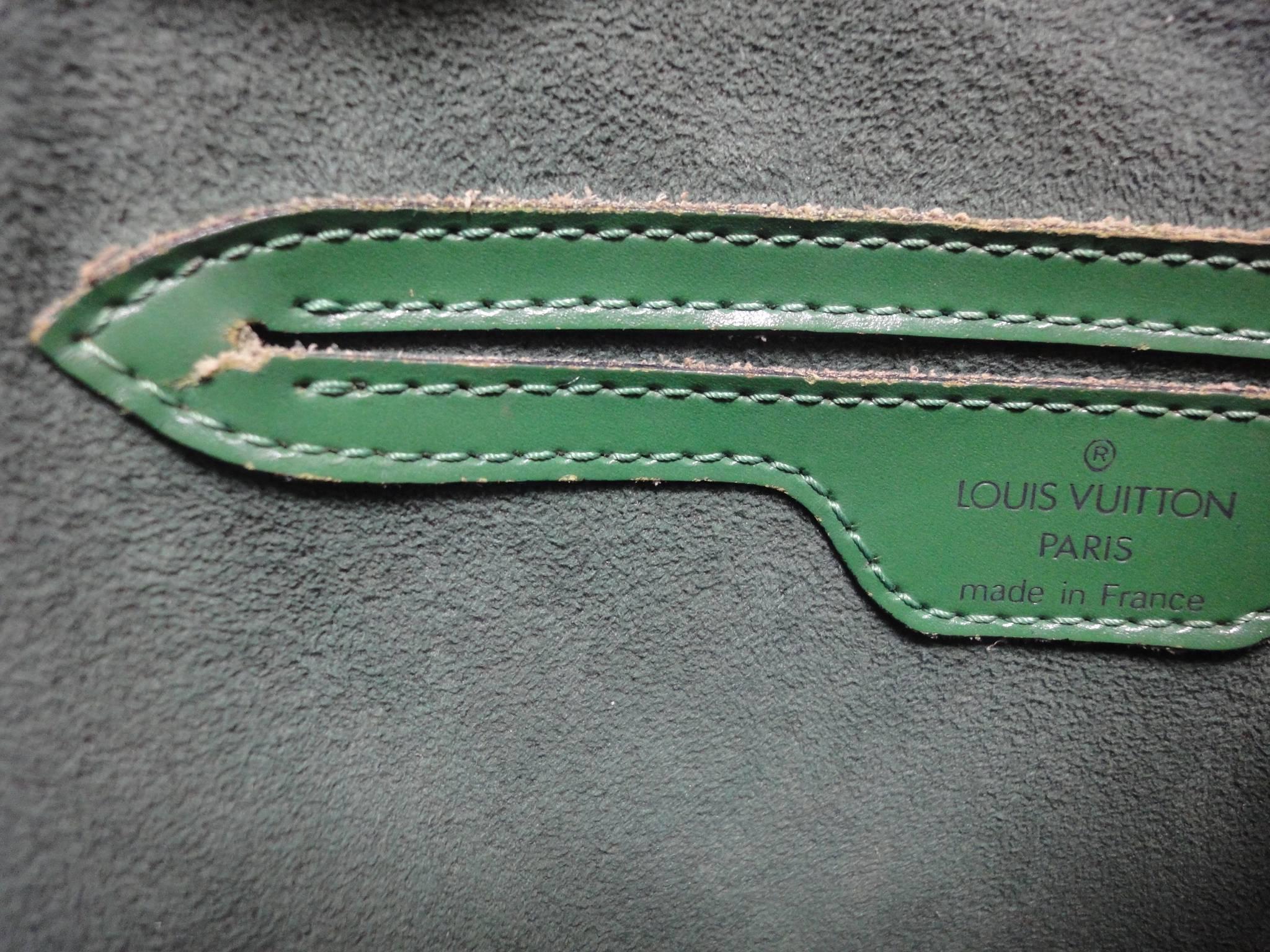 Vintage Louis Vuitton green epi tote bag in V shaped triangle. Perfect vintage In Good Condition For Sale In Kashiwa, Chiba