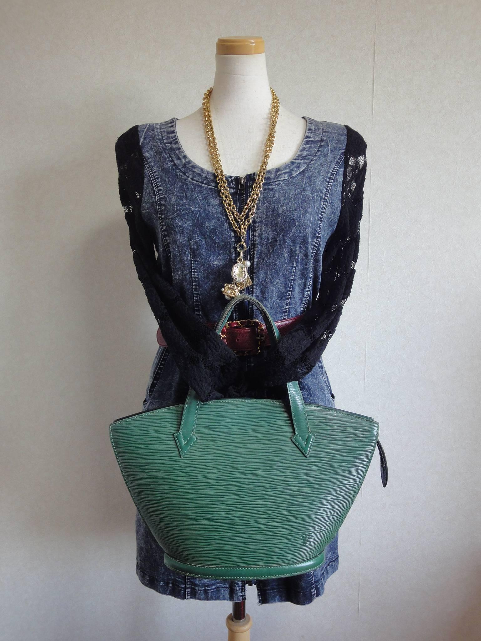 Vintage Louis Vuitton green epi tote bag in V shaped triangle. Perfect vintage  For Sale 2