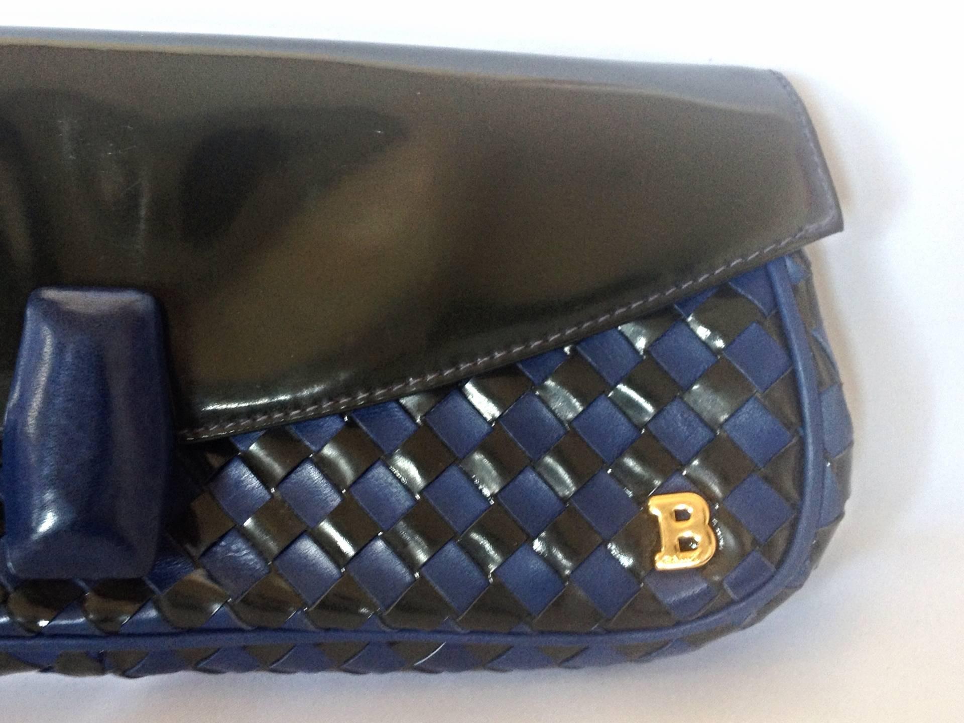 Gray Vintage Bally black and blue enamel intrecciato design leather clutch purse For Sale