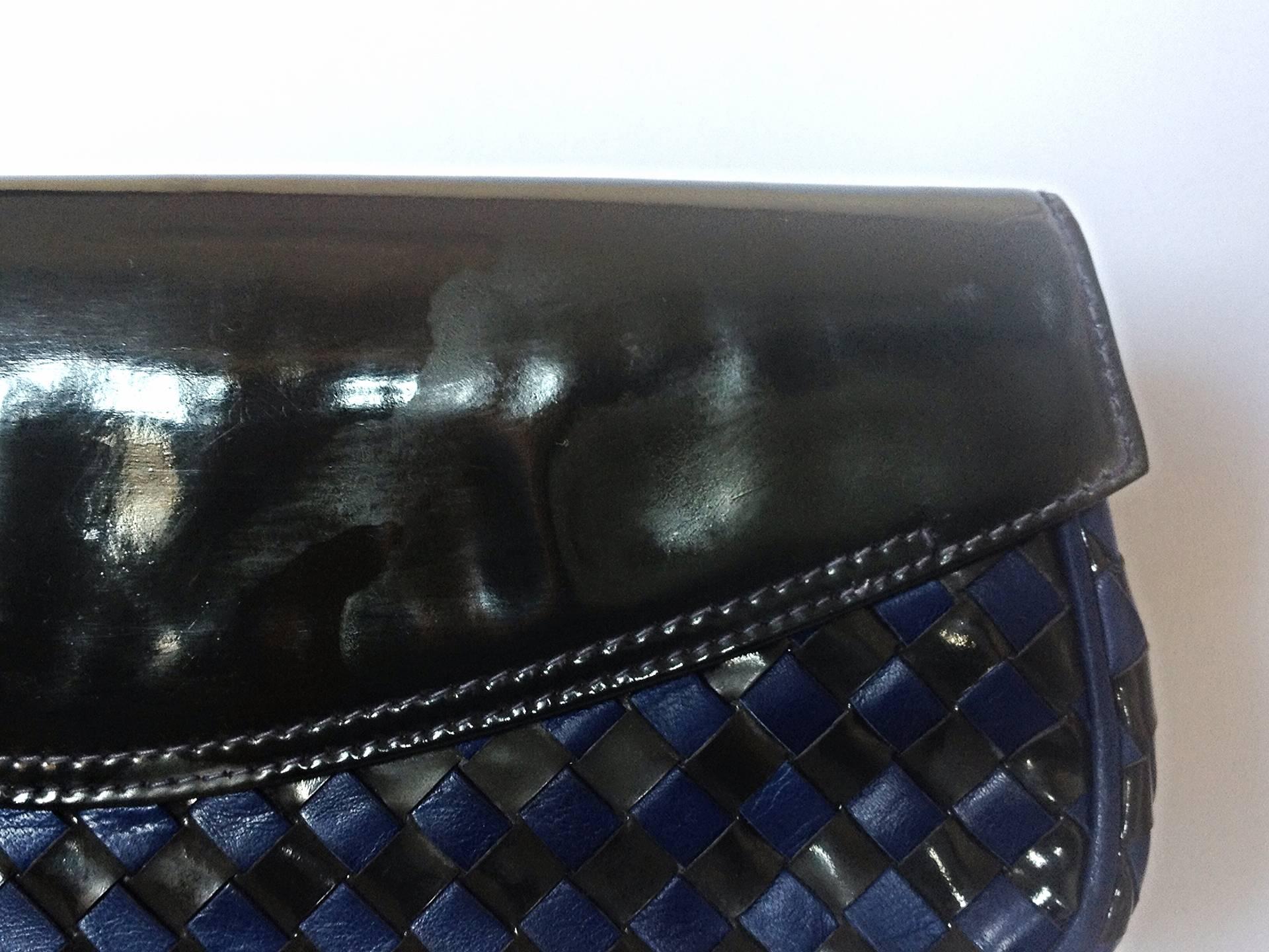 Women's Vintage Bally black and blue enamel intrecciato design leather clutch purse For Sale