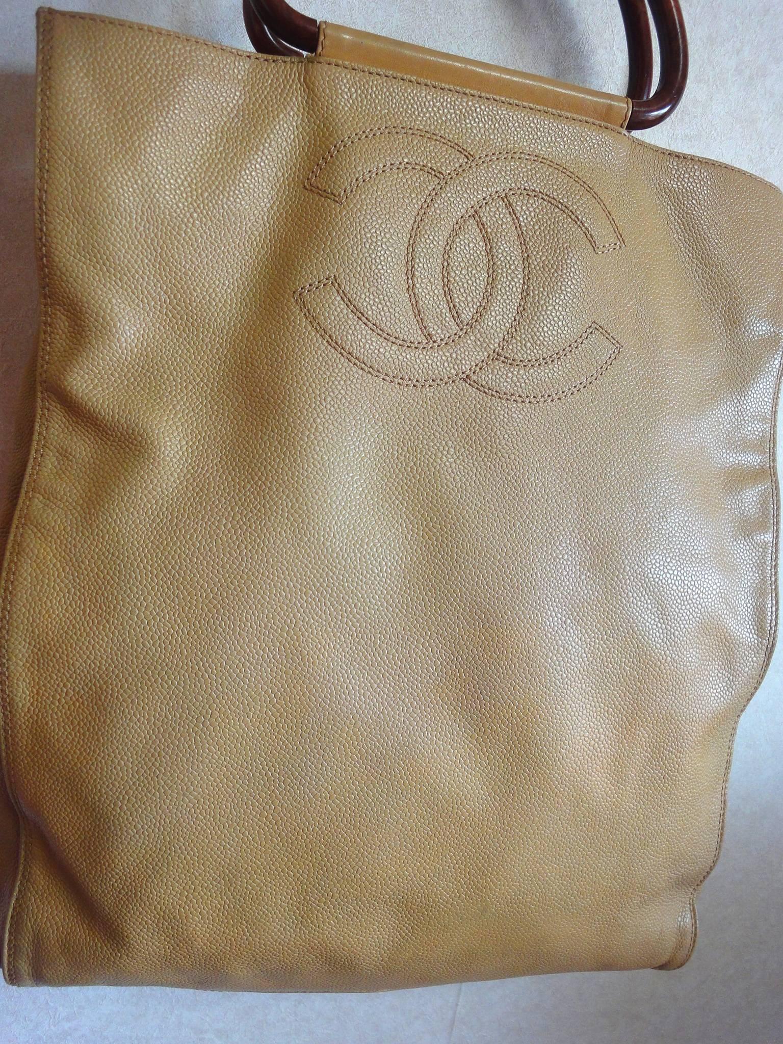 Vintage CHANEL beige caviar large shopper, tote bag with CC stitch mark.

This is a vintage caviar leather shoppers bag in beige color from CHANEL. 

If you are looking for a daily use CHANEL bag, then this is it! 
With its height