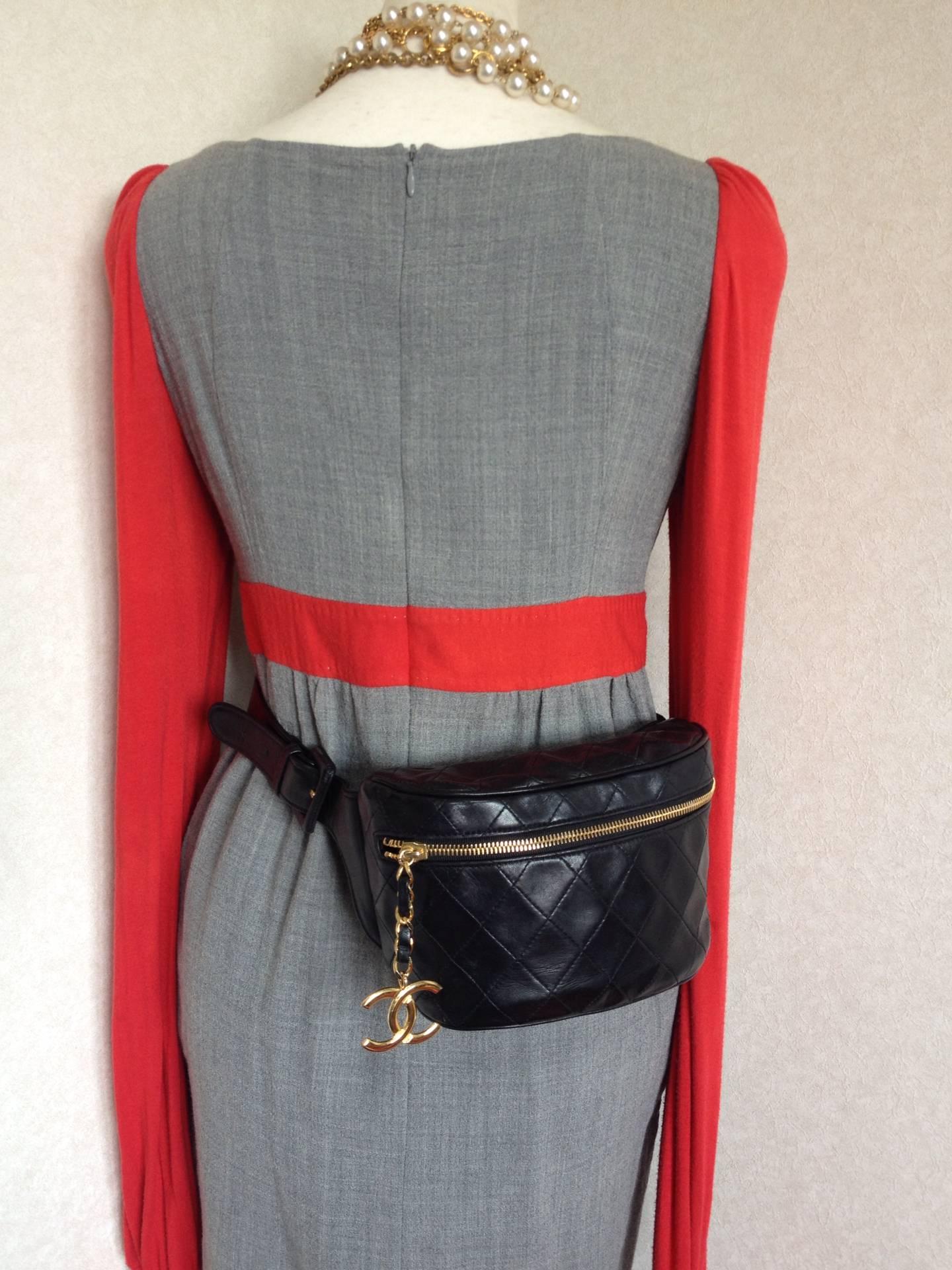 1980s Vintage CHANEL black leather waist bag, fanny pack with a detachable belt  5