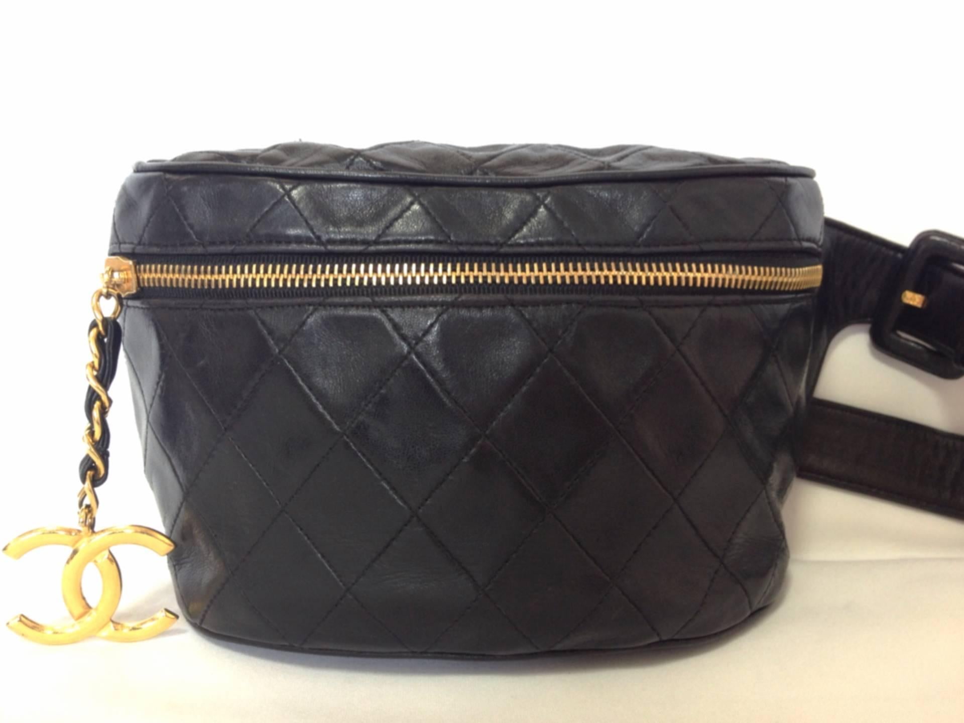 Vintage CHANEL black leather waist bag, fanny pack with a detachable belt and large CC charm. Classic purse for waist size 31