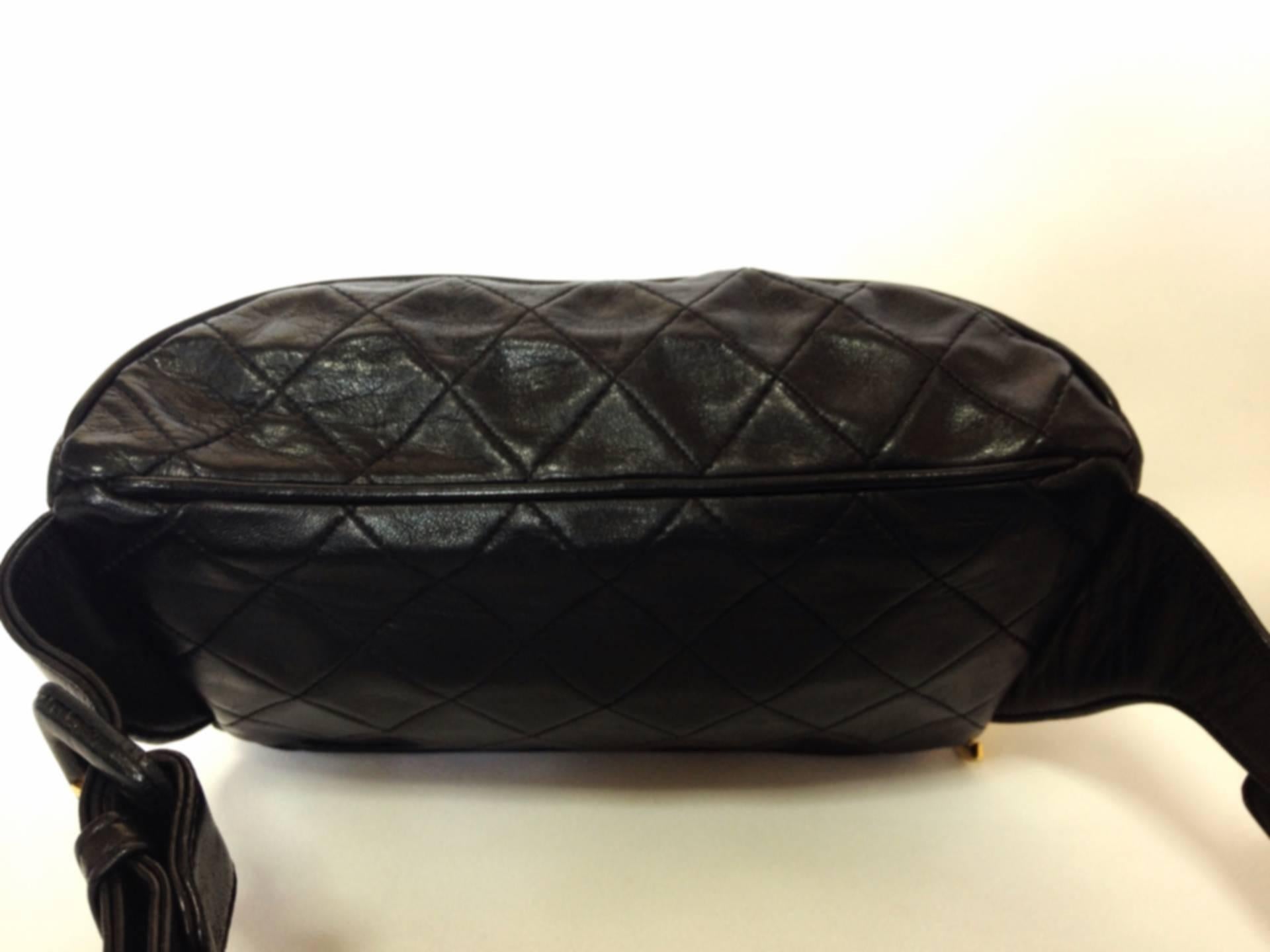 Black 1980s Vintage CHANEL black leather waist bag, fanny pack with a detachable belt 