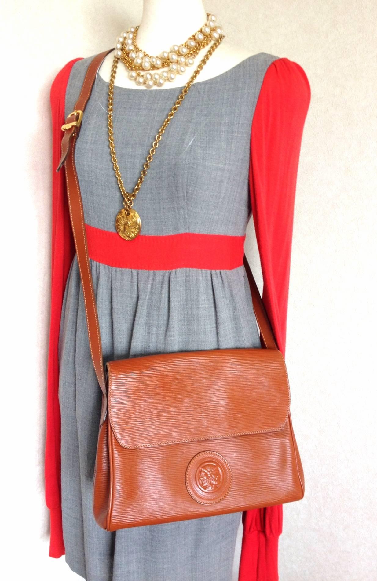 Vintage FENDI brown epi leather messenger bag, shoulder purse with iconic logo For Sale 2