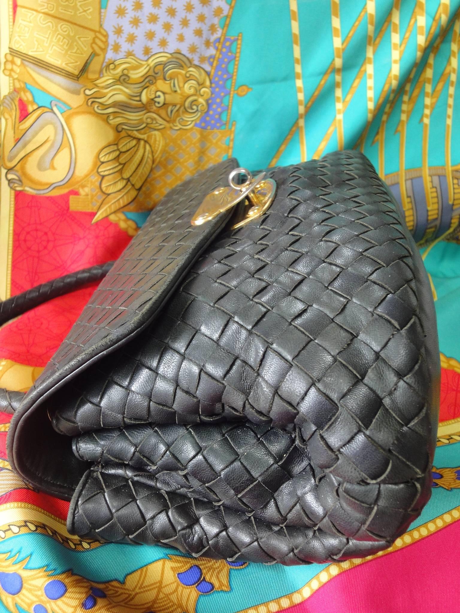 Black Vintage Bottega Veneta intrecciato woven leather handbag purse in dark green.