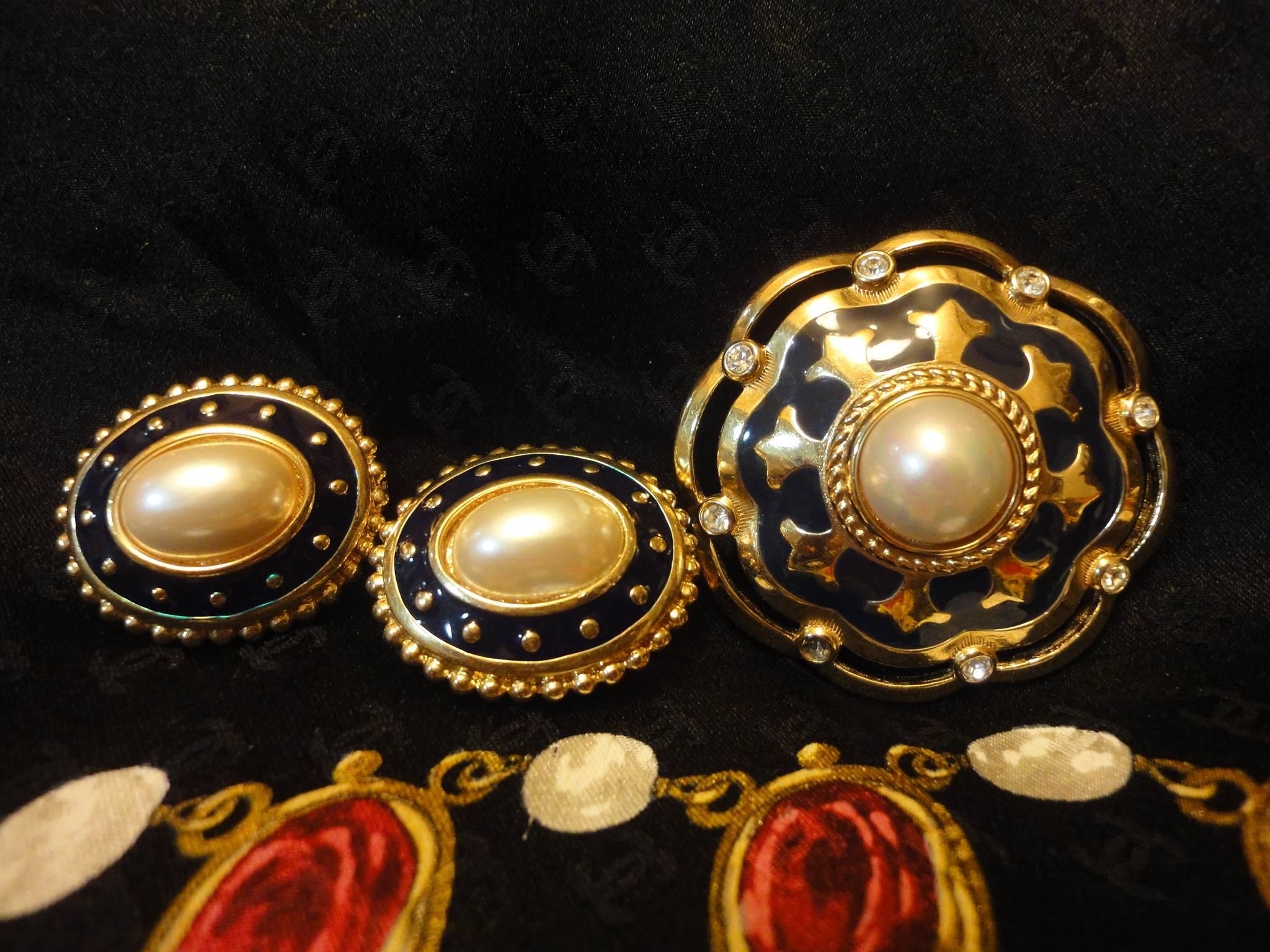 Vintage Burberry faux pearl, crystal stone, brooch and earring set.  For Sale 3