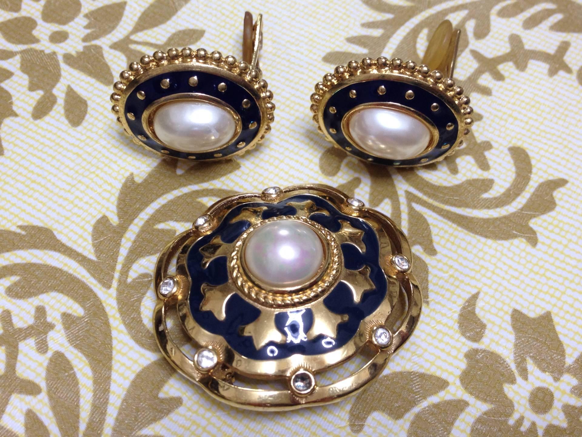 Vintage Burberry faux pearl, crystal stone, brooch and earring set.  For Sale 2