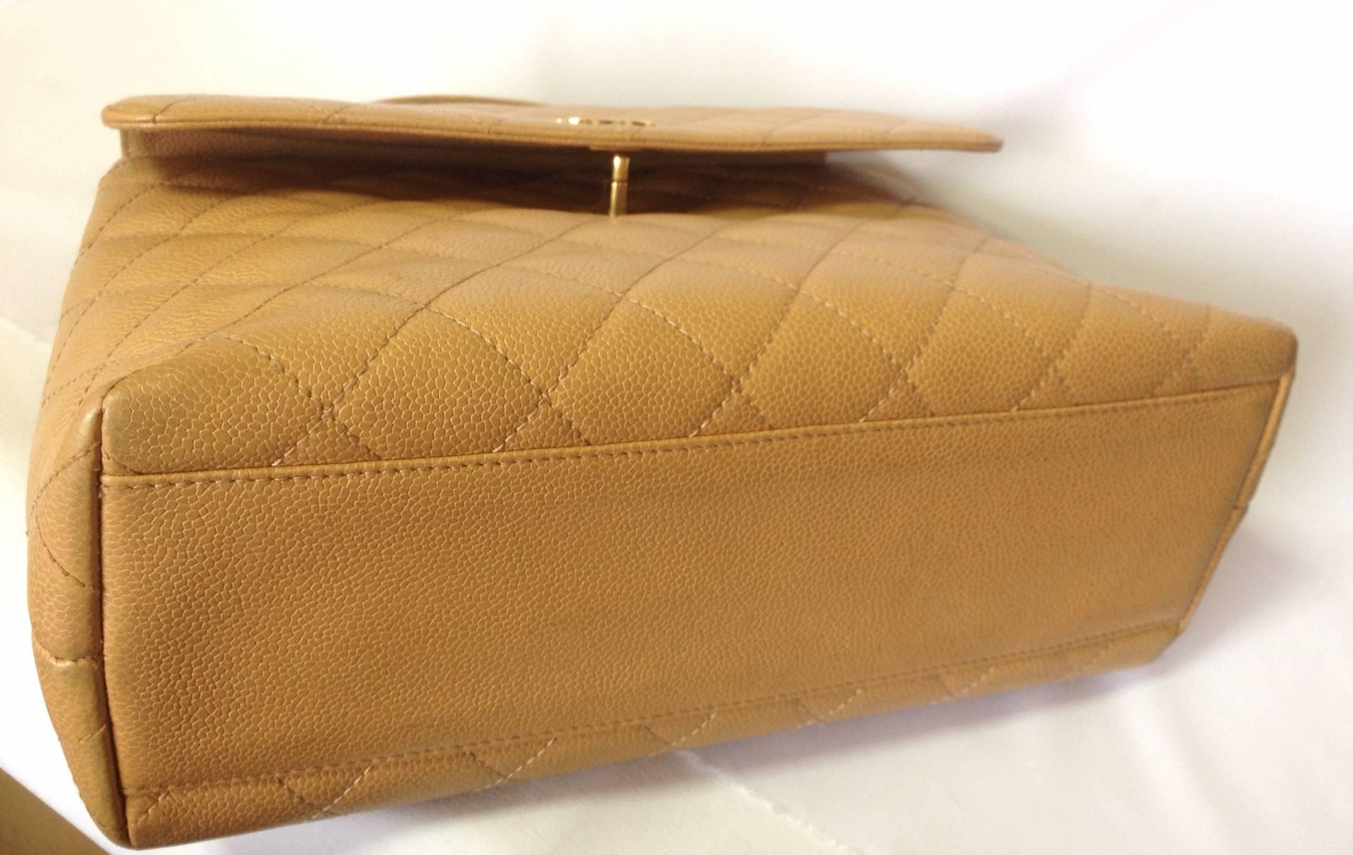 Vintage CHANEL beige brown caviar leather kelly handbag with golden CC closure.  In Good Condition In Kashiwa, Chiba