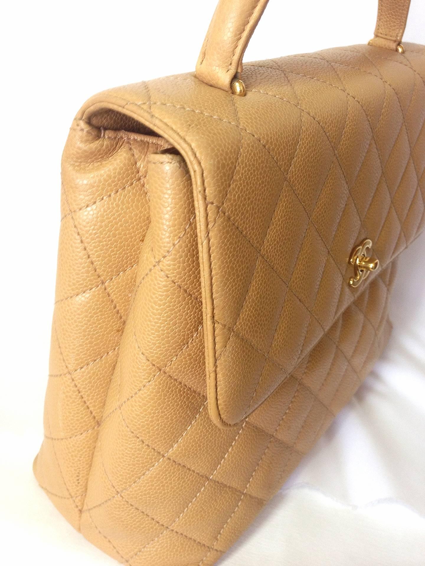 Women's Vintage CHANEL beige brown caviar leather kelly handbag with golden CC closure. 
