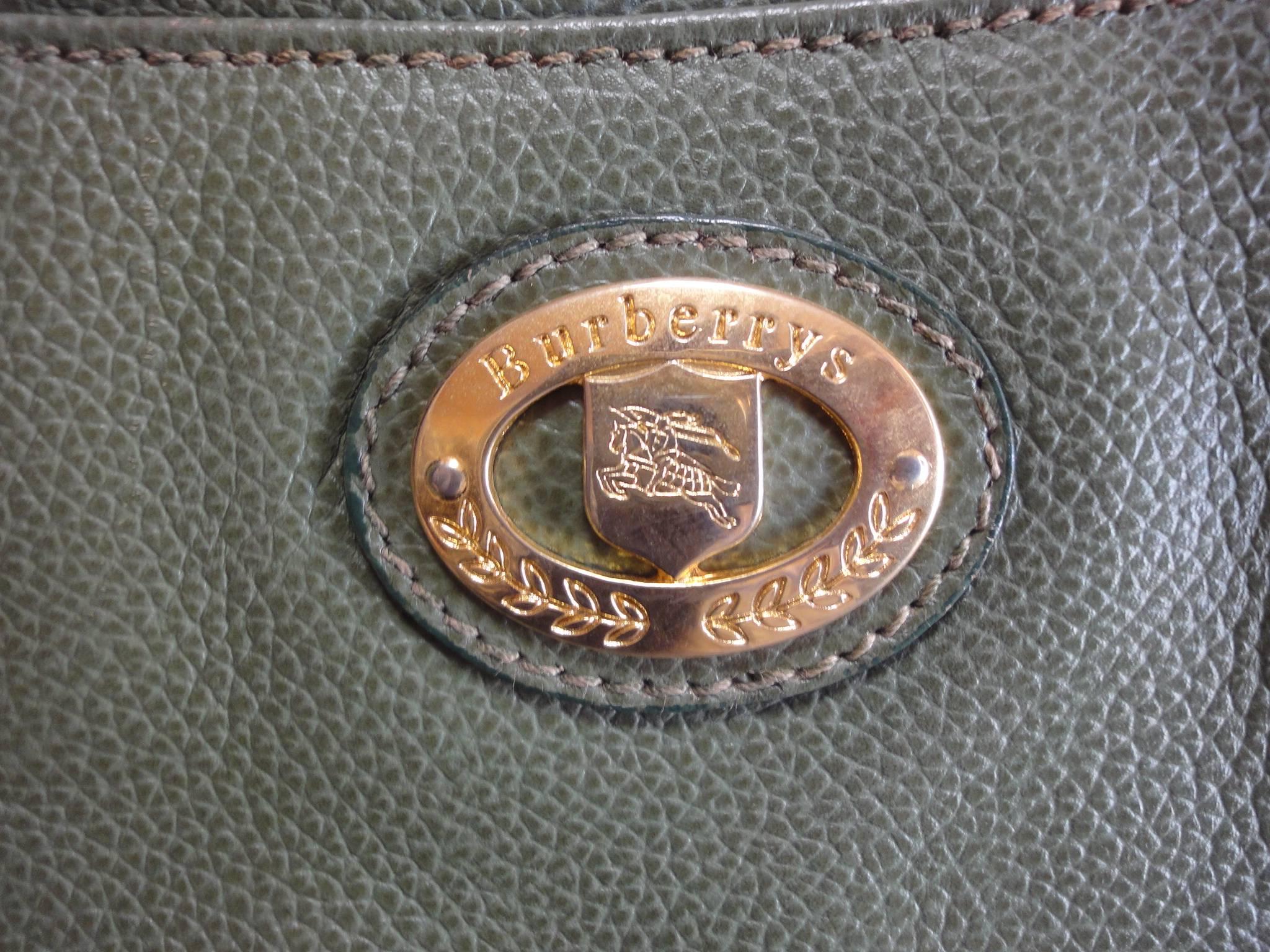 Gray Vintage Burberry khaki leather shoulder bag with the iconic brown nova check