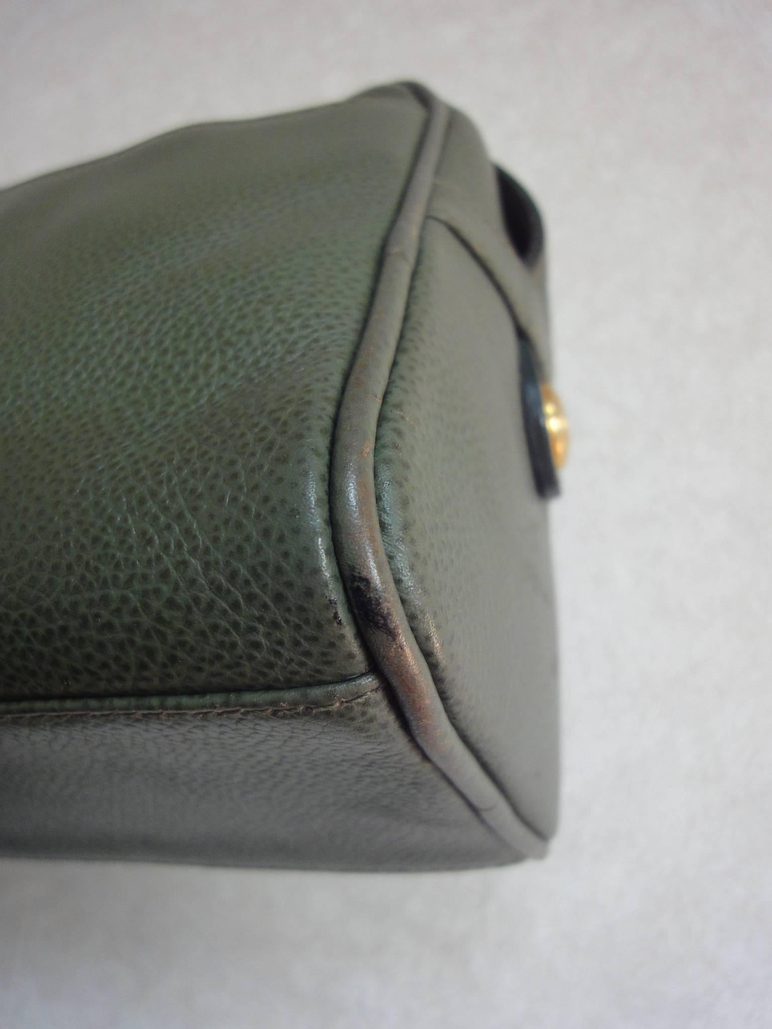 Vintage Burberry khaki leather shoulder bag with the iconic brown nova check 1