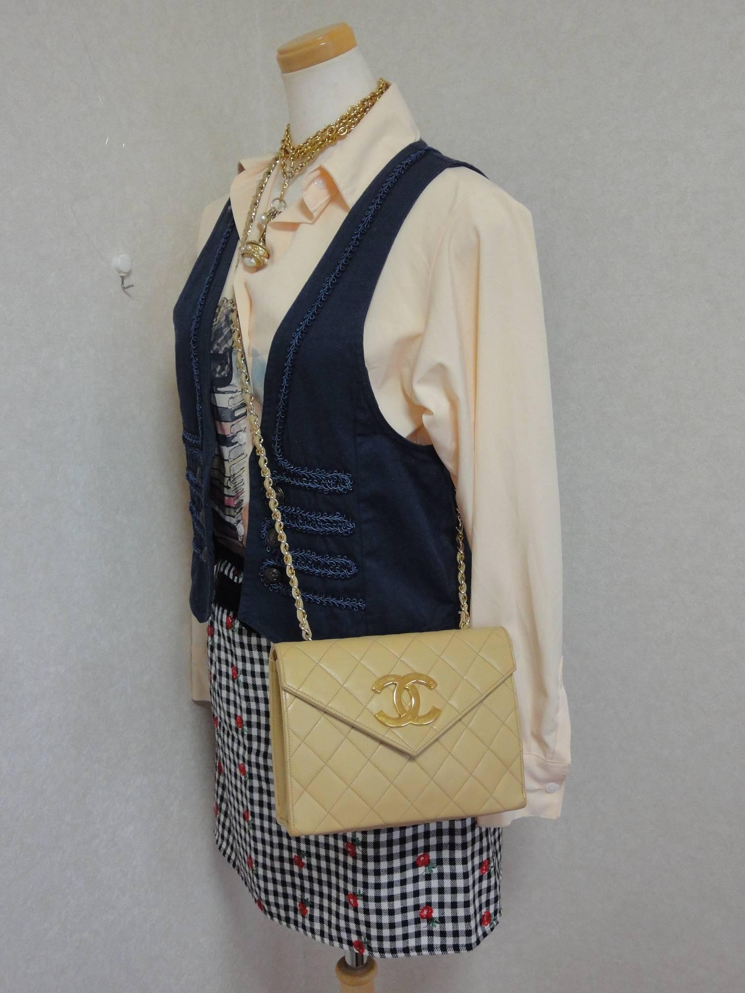 1980s Vintage CHANEL beige quilted lambskin chain shoulder purse with large CC 5