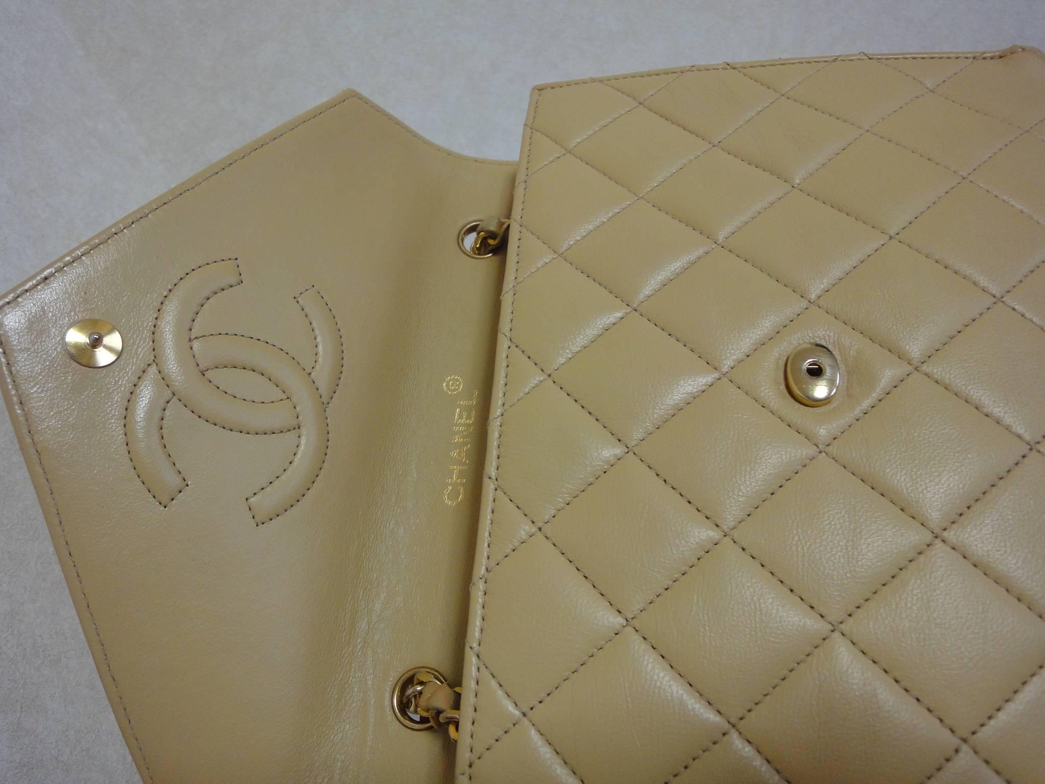 Women's 1980s Vintage CHANEL beige quilted lambskin chain shoulder purse with large CC
