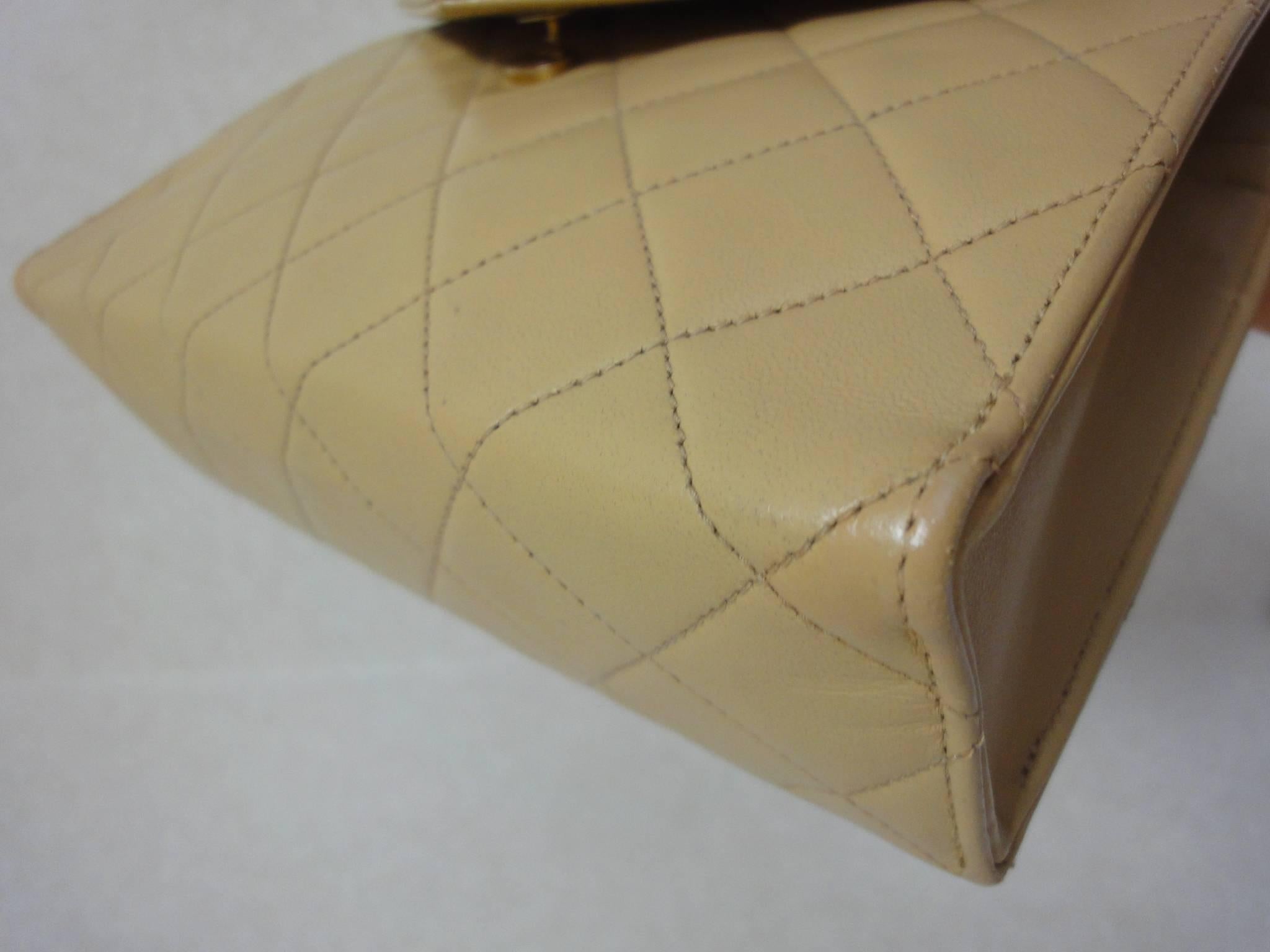 1980s Vintage CHANEL beige quilted lambskin chain shoulder purse with large CC In Good Condition In Kashiwa, Chiba