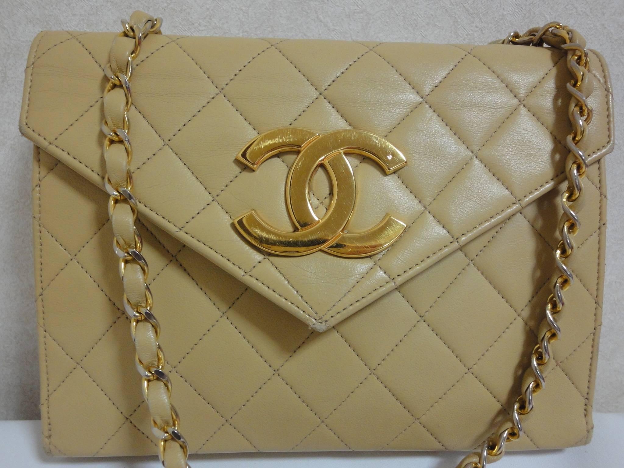 80's Vintage CHANEL beige quilted lambskin chain shoulder purse with large CC beak flap tip. Classic 2.55 bag with envelope style design.

Dont miss it!
This is a hard-to-find vintage piece from Chanel from the 80s, and is still in a good vintage