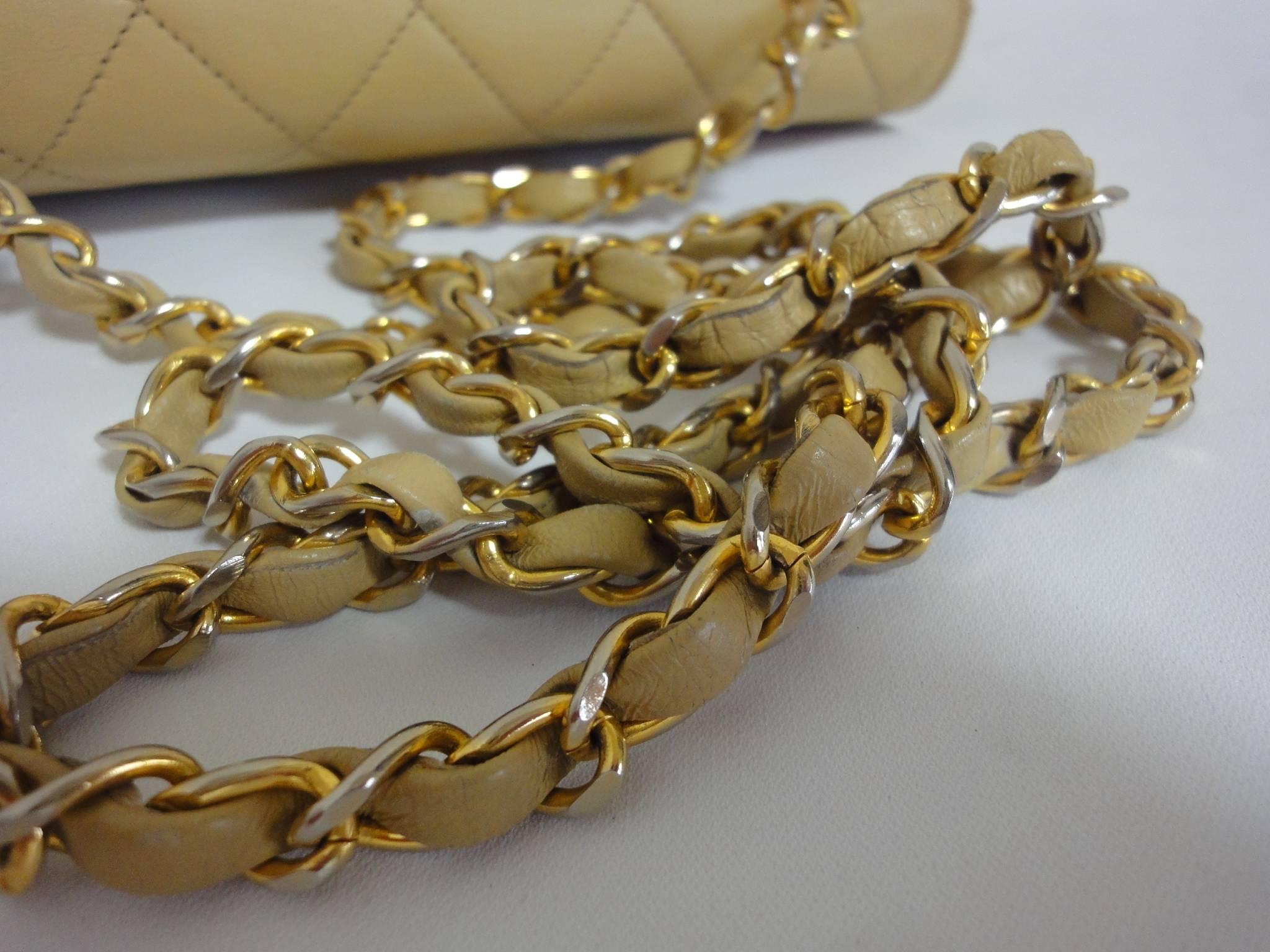 1980s Vintage CHANEL beige quilted lambskin chain shoulder purse with large CC 4