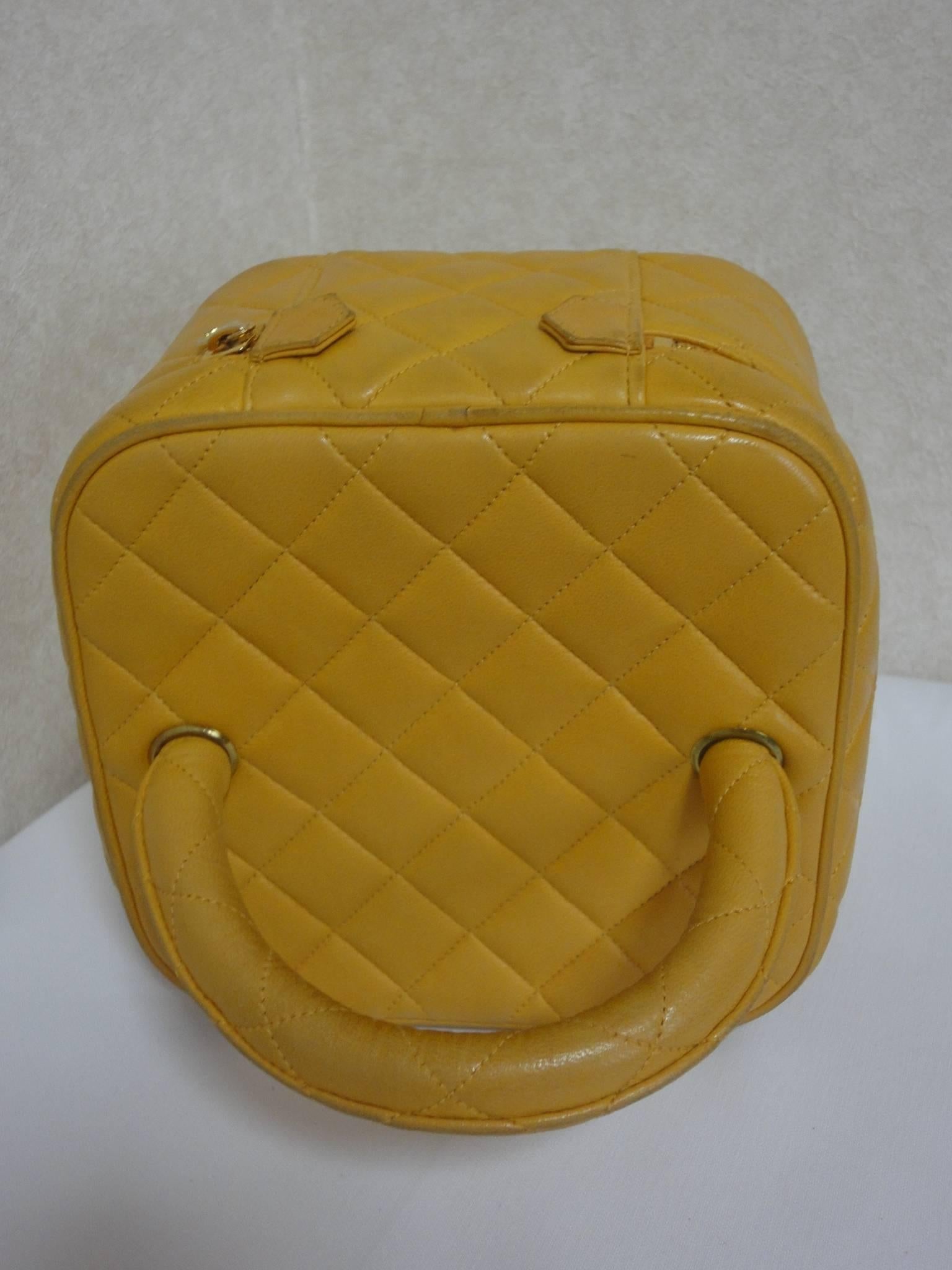 Vintage CHANEL yellow quilted lambskin cosmetic, make up case, mini handbag In Good Condition In Kashiwa, Chiba