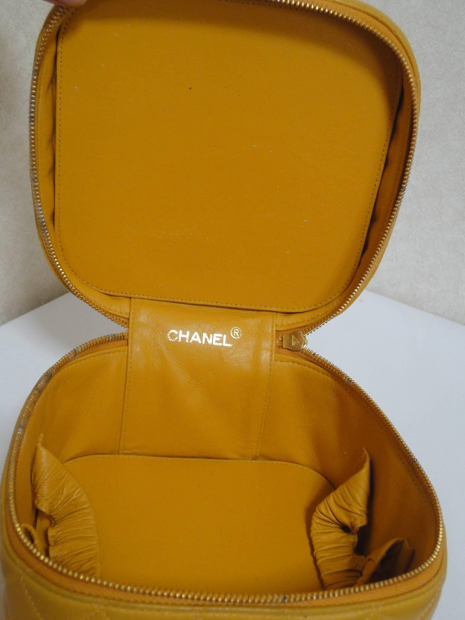 Vintage CHANEL yellow quilted lambskin cosmetic, make up case, mini handbag 4