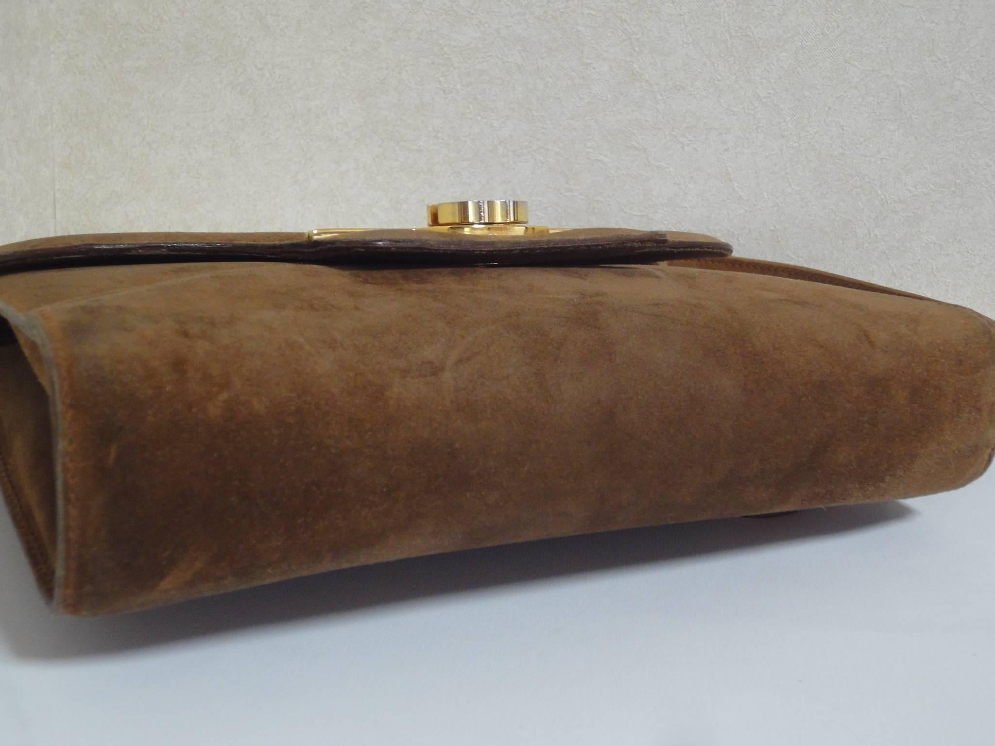 Vintage Gucci tanned brown suede leather shoulder clutch bag with golden logo.  In Good Condition In Kashiwa, Chiba