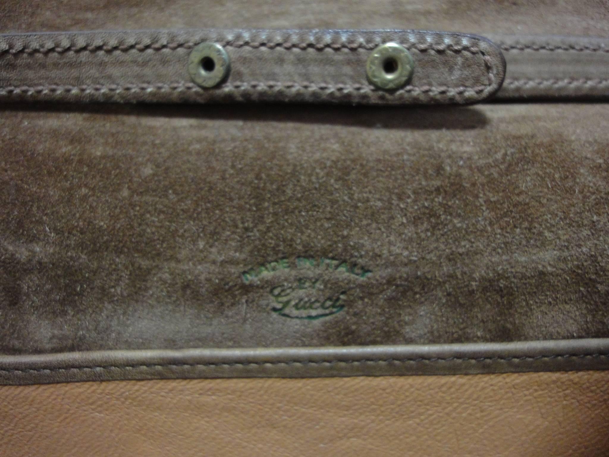 Vintage Gucci tanned brown suede leather shoulder clutch bag with golden logo.  2
