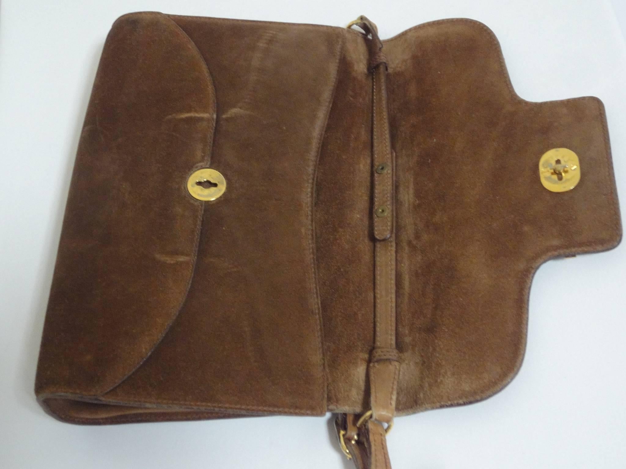 Vintage Gucci tanned brown suede leather shoulder clutch bag with golden logo.  1