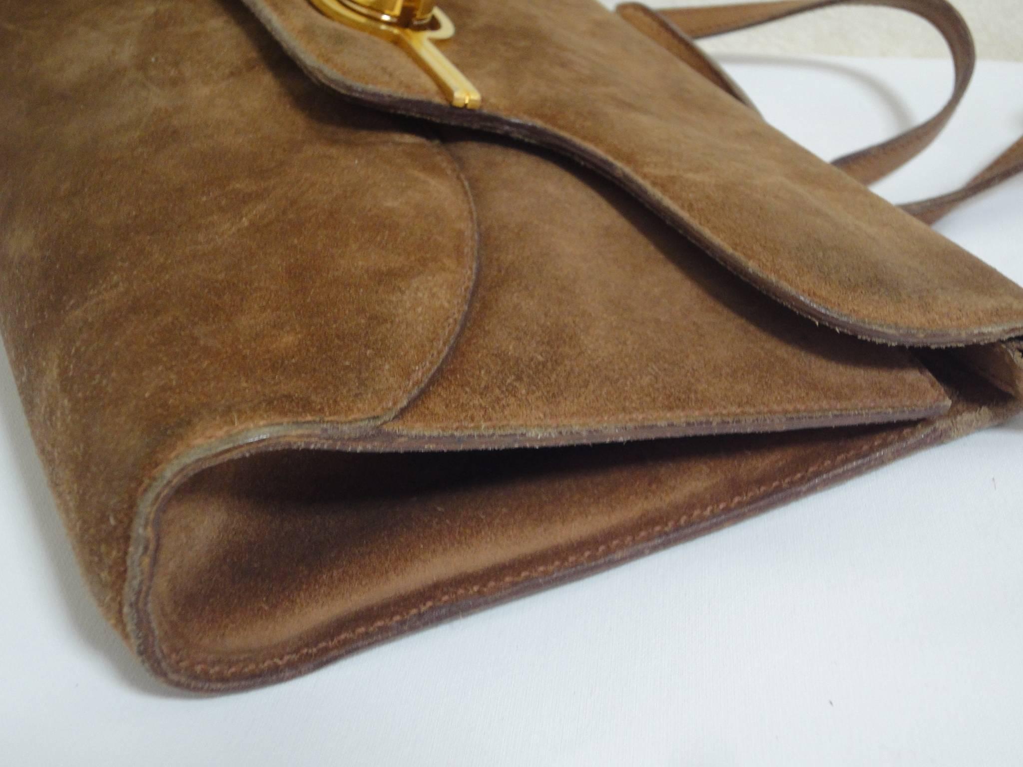 Women's Vintage Gucci tanned brown suede leather shoulder clutch bag with golden logo. 