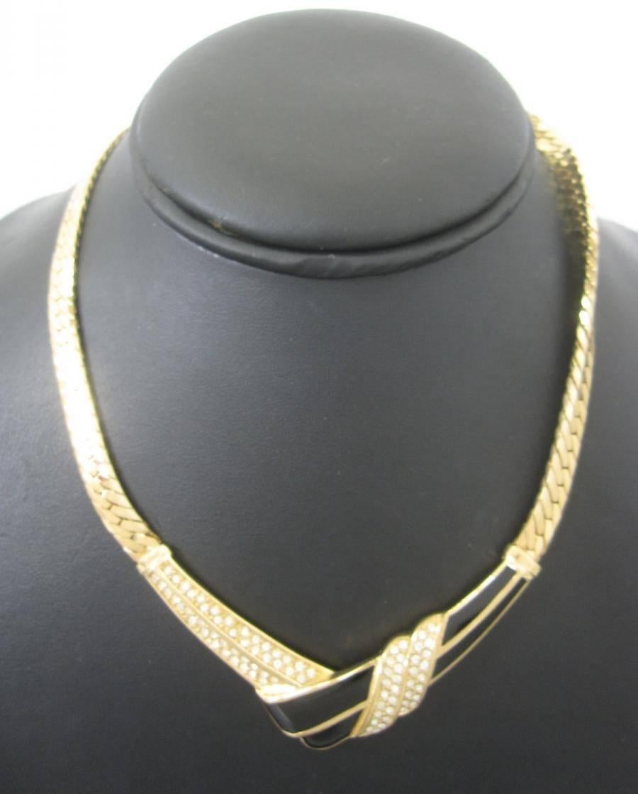 MINT. Vintage Christian Dior thick golden chain tie knot design statement necklace with black and clear rhinestone crystal stones.

Looking gorgeous but still remains its simplicity and elegance in style!

Gold tone Christian Dior necklace in black