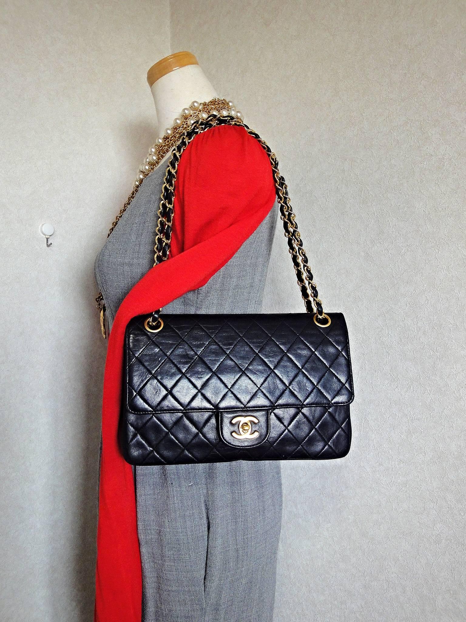 1980's vintage Chanel black 2.55 classic double flap bag with golden chain strap 4