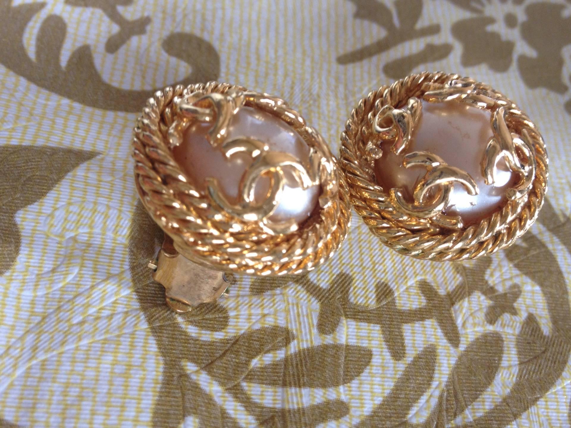 Vintage CHANEL gold tone round earrings with twisted frames, a faux pearl and CC In Good Condition In Kashiwa, Chiba