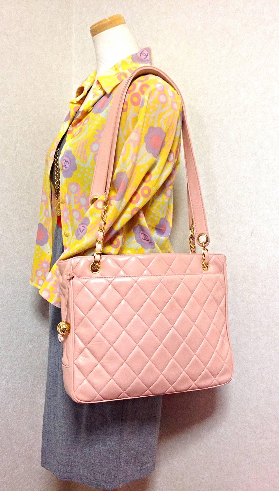 Vintage CHANEL milky pink lambskin shoulder tote bag with gold tone chain straps For Sale 4