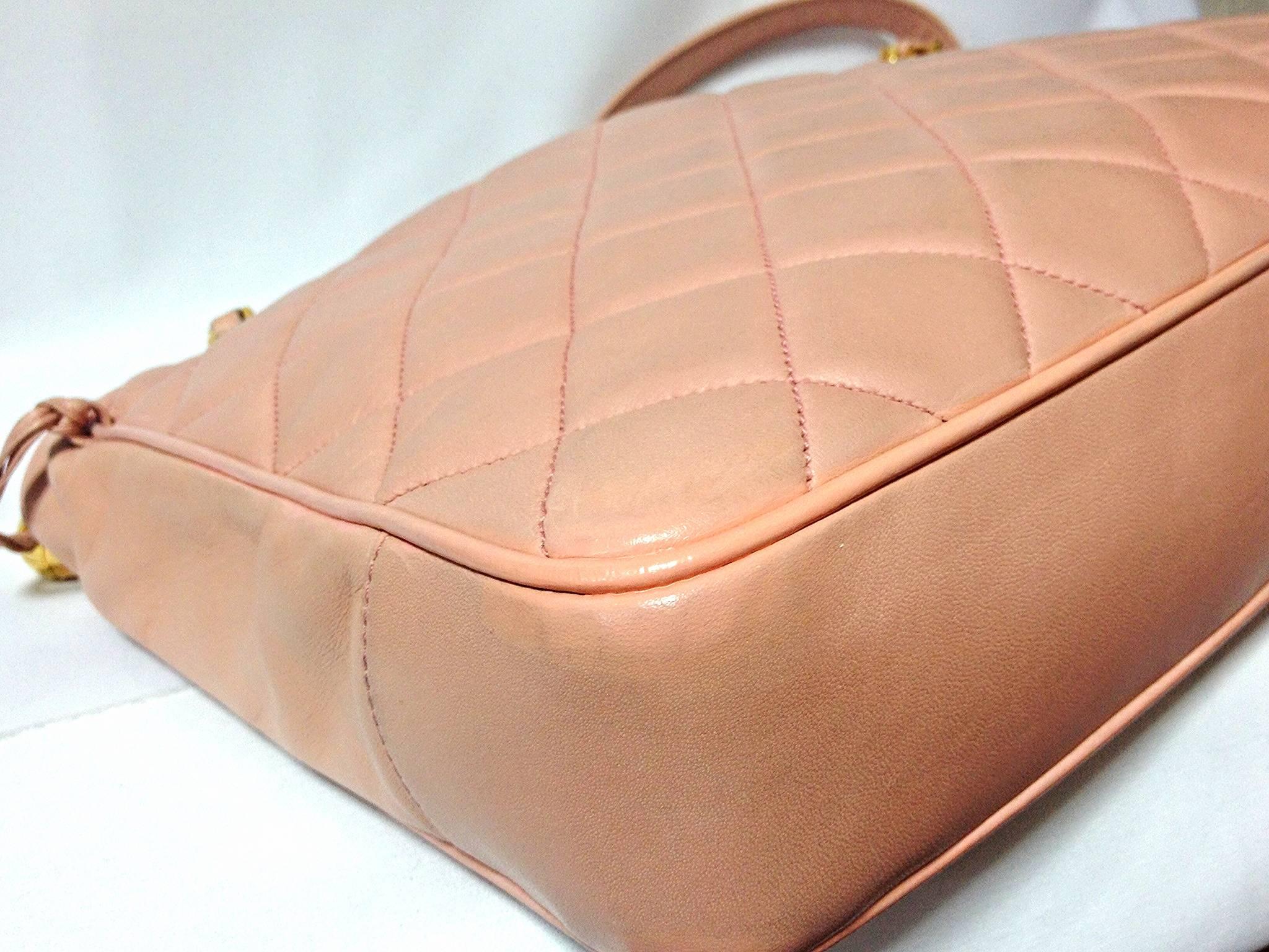 Vintage CHANEL milky pink lambskin shoulder tote bag with gold tone chain straps In Good Condition For Sale In Kashiwa, Chiba