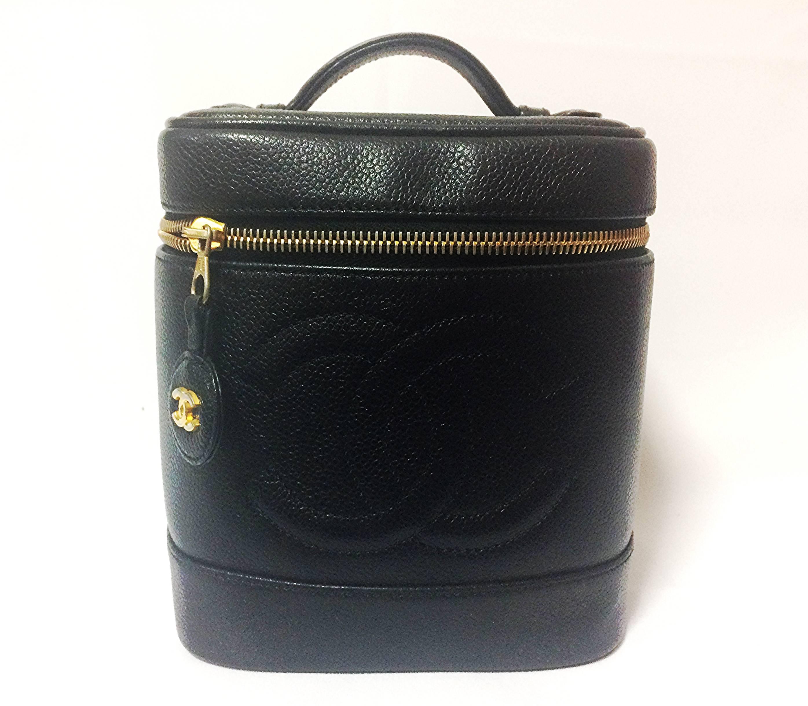 1990s. Vintage CHANEL black caviar leather cosmetic and toiletry mini bag, party vanity bag

Beautiful condition! Don't miss.....

Introducing another classic vintage piece from CHANEL.... cosmetic, party vanity purse, mini handbag made out of