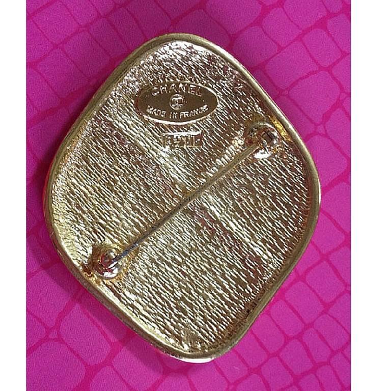 MINT. Vintage CHANEL gold tone classic chanel matelasse bag style pin brooch In Excellent Condition For Sale In Kashiwa, Chiba