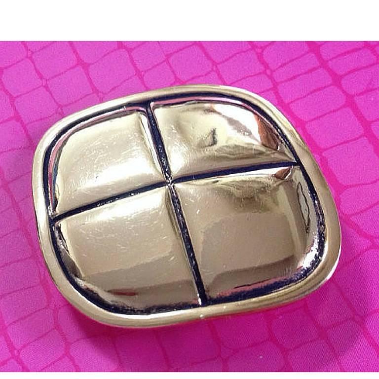 1990s. MINT/Perfect vintage condition!
Great gift idea. Free gift wrapping. 
90's vintage Chanel classic style pin brooch with chanel's iconic matelasse style.

In the back has the oval logo embossed plate.
This brooch will definitely be your