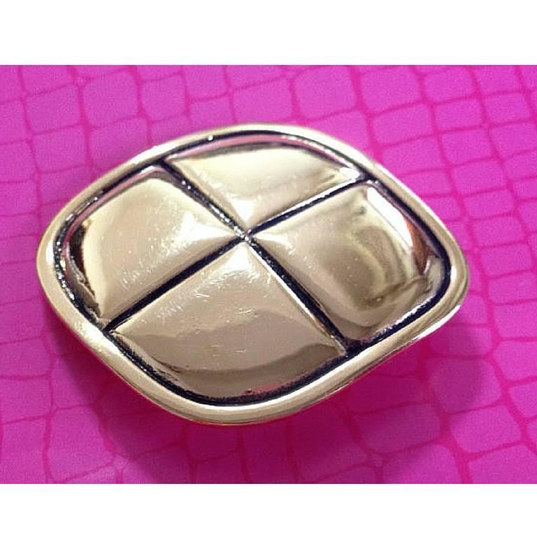 MINT. Vintage CHANEL gold tone classic chanel matelasse bag style pin brooch For Sale 1