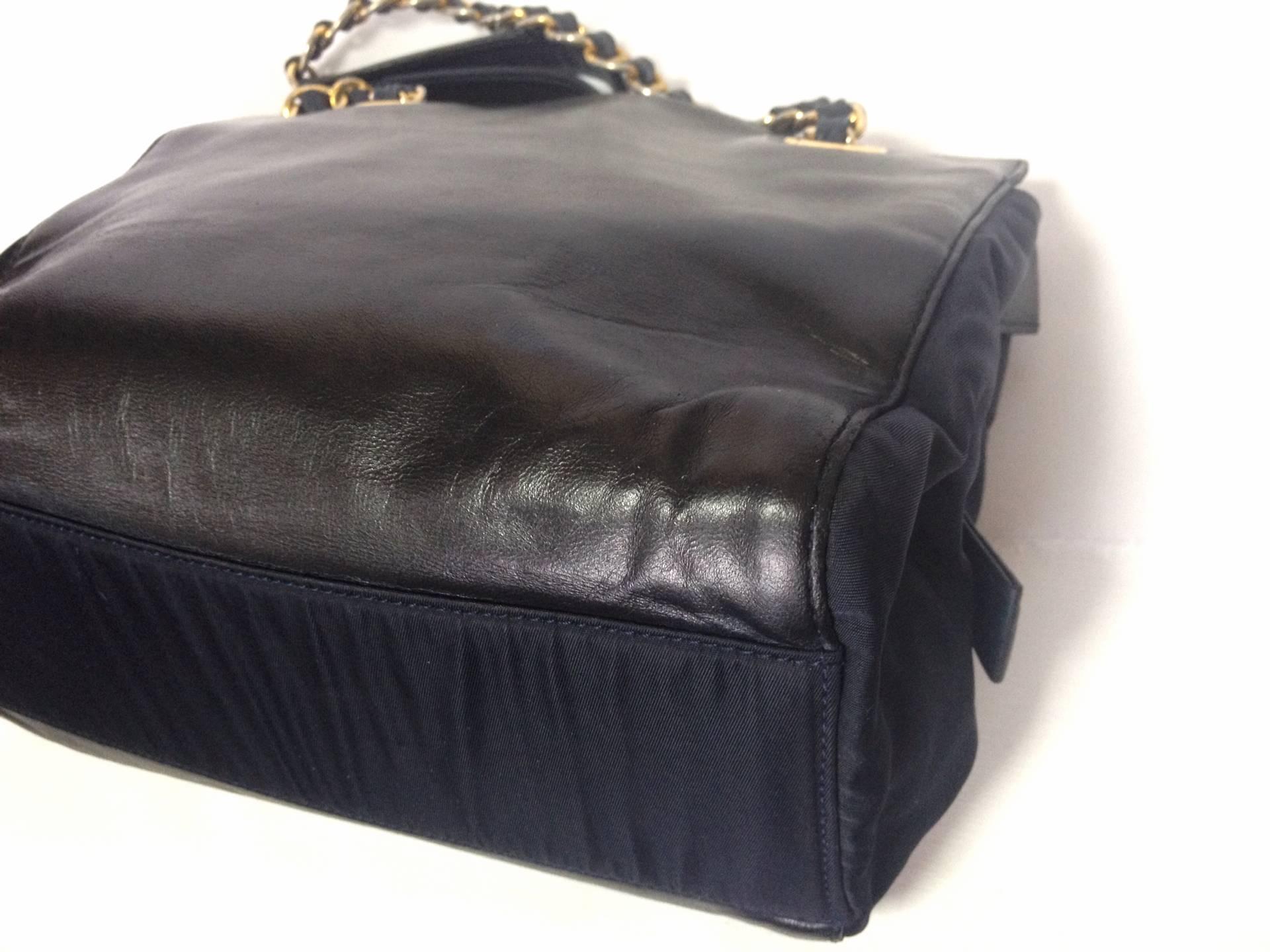 Prada Vintage Umhängetasche aus echtem dunklem marineblauem, schwarzem Nappa-Leder mit Kette. Damen