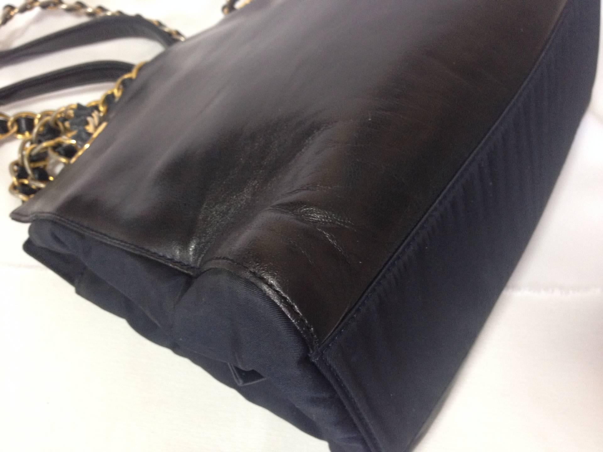 Prada Vintage Umhängetasche aus echtem dunklem marineblauem, schwarzem Nappa-Leder mit Kette. 1