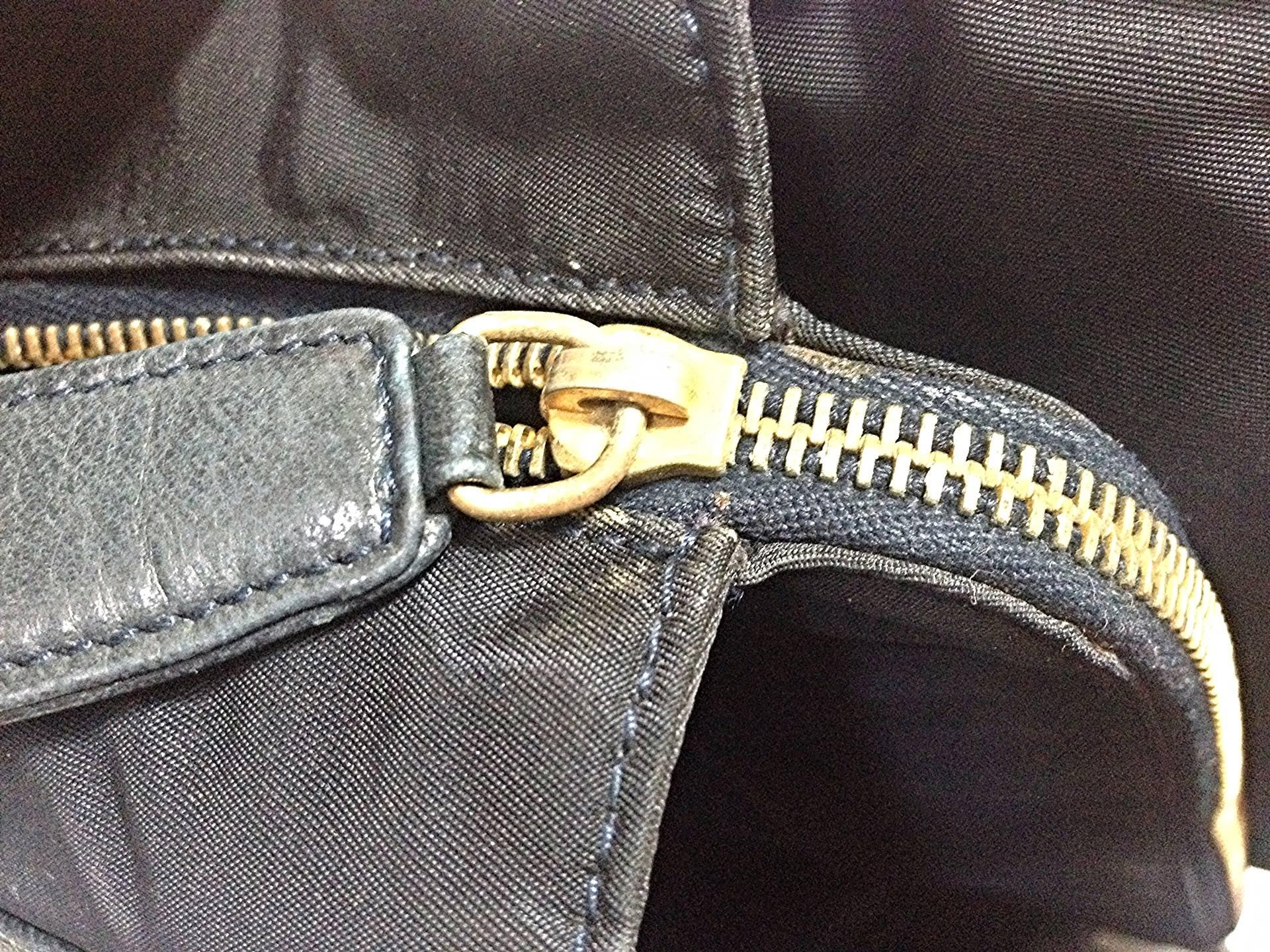 Prada Vintage Umhängetasche aus echtem dunklem marineblauem, schwarzem Nappa-Leder mit Kette. 3