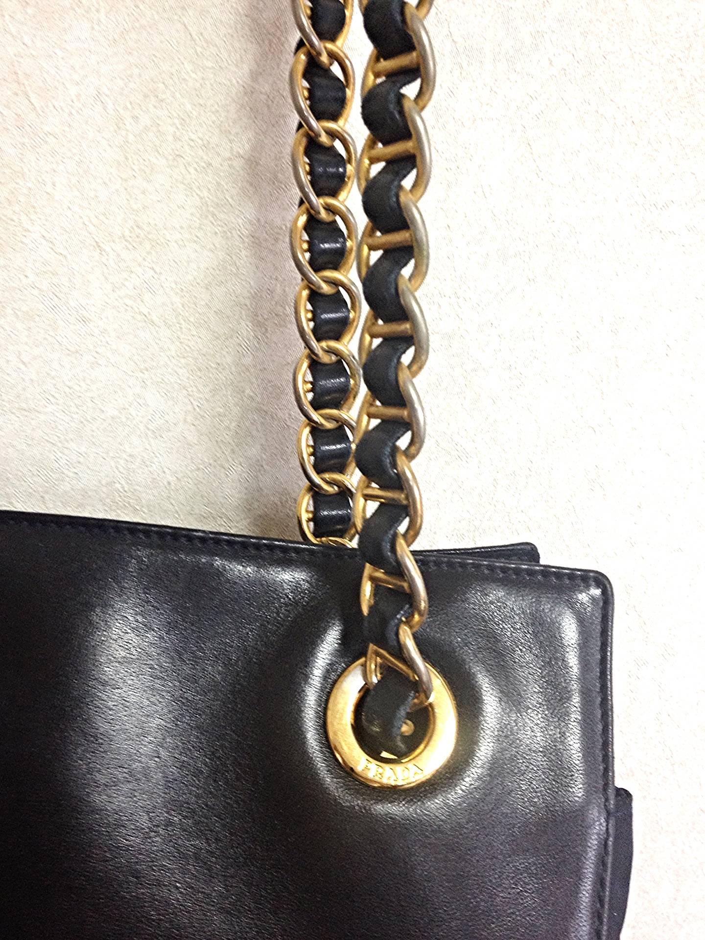 Prada Vintage Umhängetasche aus echtem dunklem marineblauem, schwarzem Nappa-Leder mit Kette. (Schwarz)