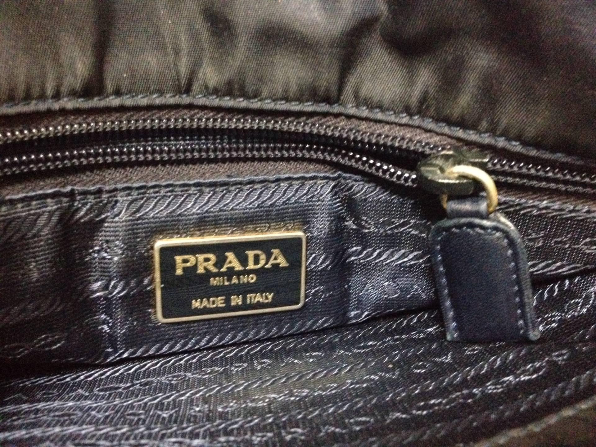 Prada Vintage Umhängetasche aus echtem dunklem marineblauem, schwarzem Nappa-Leder mit Kette. 4